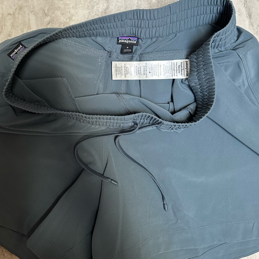 NWOT Patagonia Women’s athletic shorts w pockets Blue/Green Size Small - Picture 3 of 3